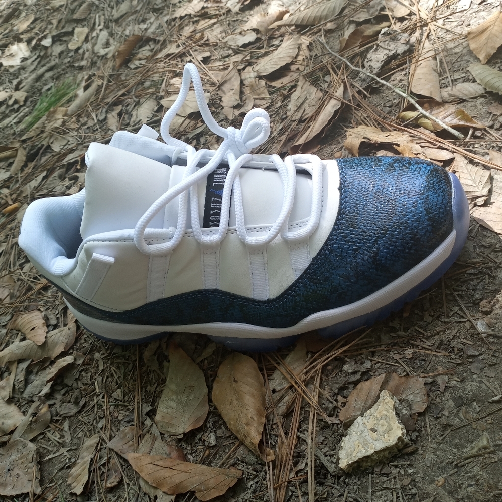 Jordan 11 - Picture 2 of 4